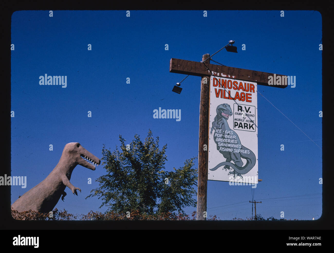 Dinosaur Village RV Mobile Home Park, statue de dinosaure et signe, Route 40, Jensen, Utah Banque D'Images