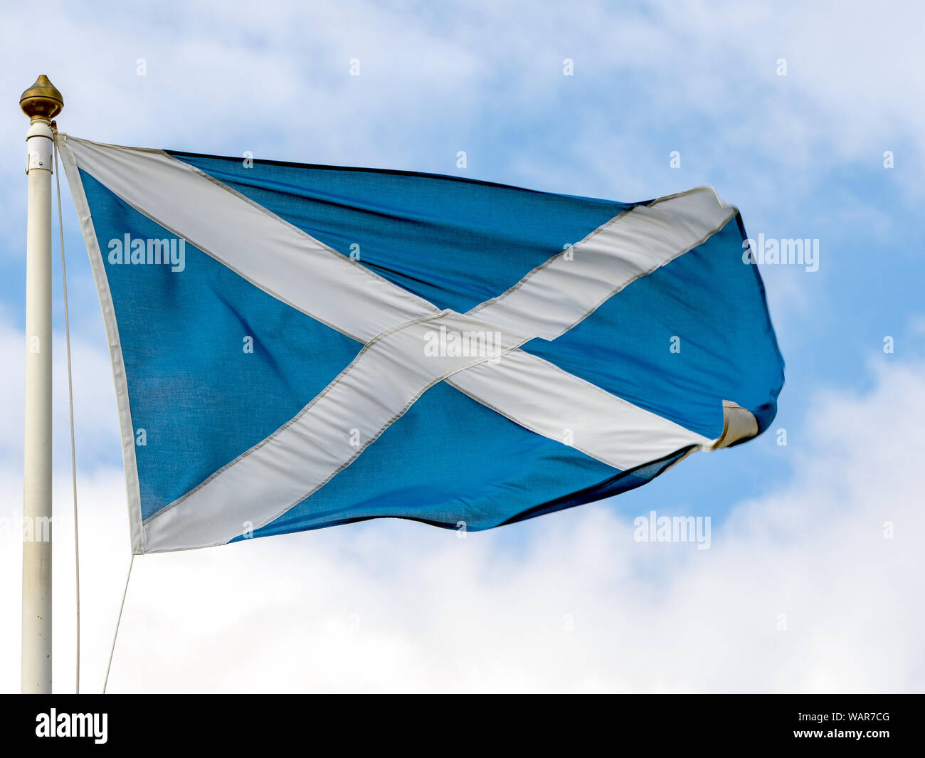 Un sautoir écossais vole dans le vent à Flag Heritage Centre, Athelstaneford, berceau du drapeau d'Écosse, East Lothian, Scotland, UK. Banque D'Images