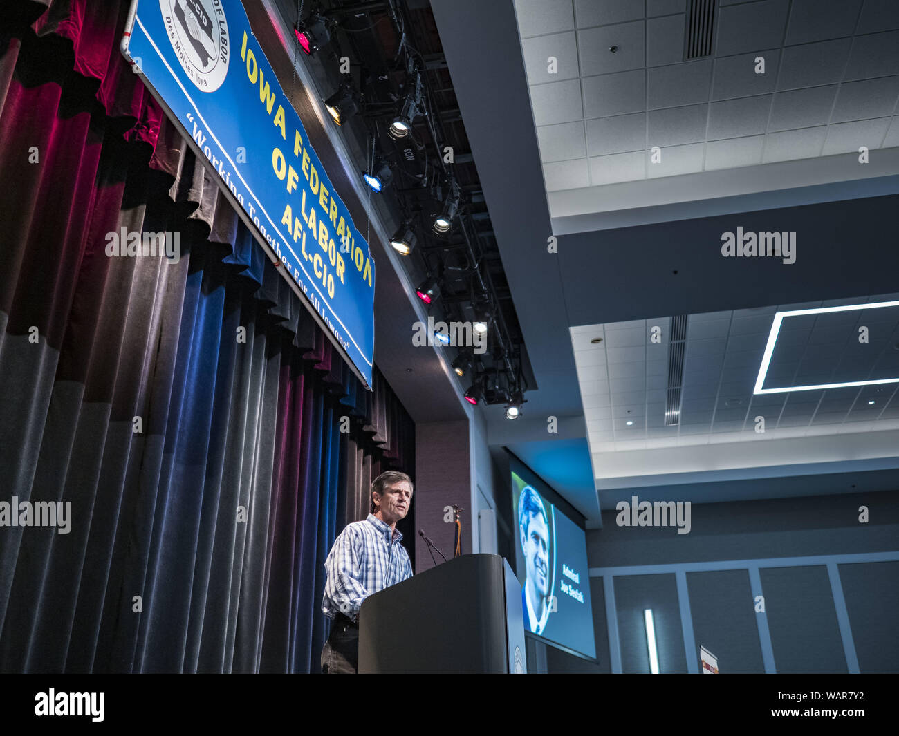 Altoona, Iowa, États-Unis. Août 21, 2019. L'amiral JOE SESTAK (retraité), un candidat démocrate pour la présidence des États-Unis, parle aux membres de l'union à la convention de la Fédération du travail de l'Iowa. Bon nombre des candidats à l'élection présidentielle démocratique s'adresse à la convention de la Fédération du travail de l'Iowa au Prairie Meadow Casino à Altoona. Ils espèrent obtenir l'appui du travail avant le caucus de l'Iowa, le 3 février 2020. Crédit : Jack Kurtz/ZUMA/Alamy Fil Live News Banque D'Images