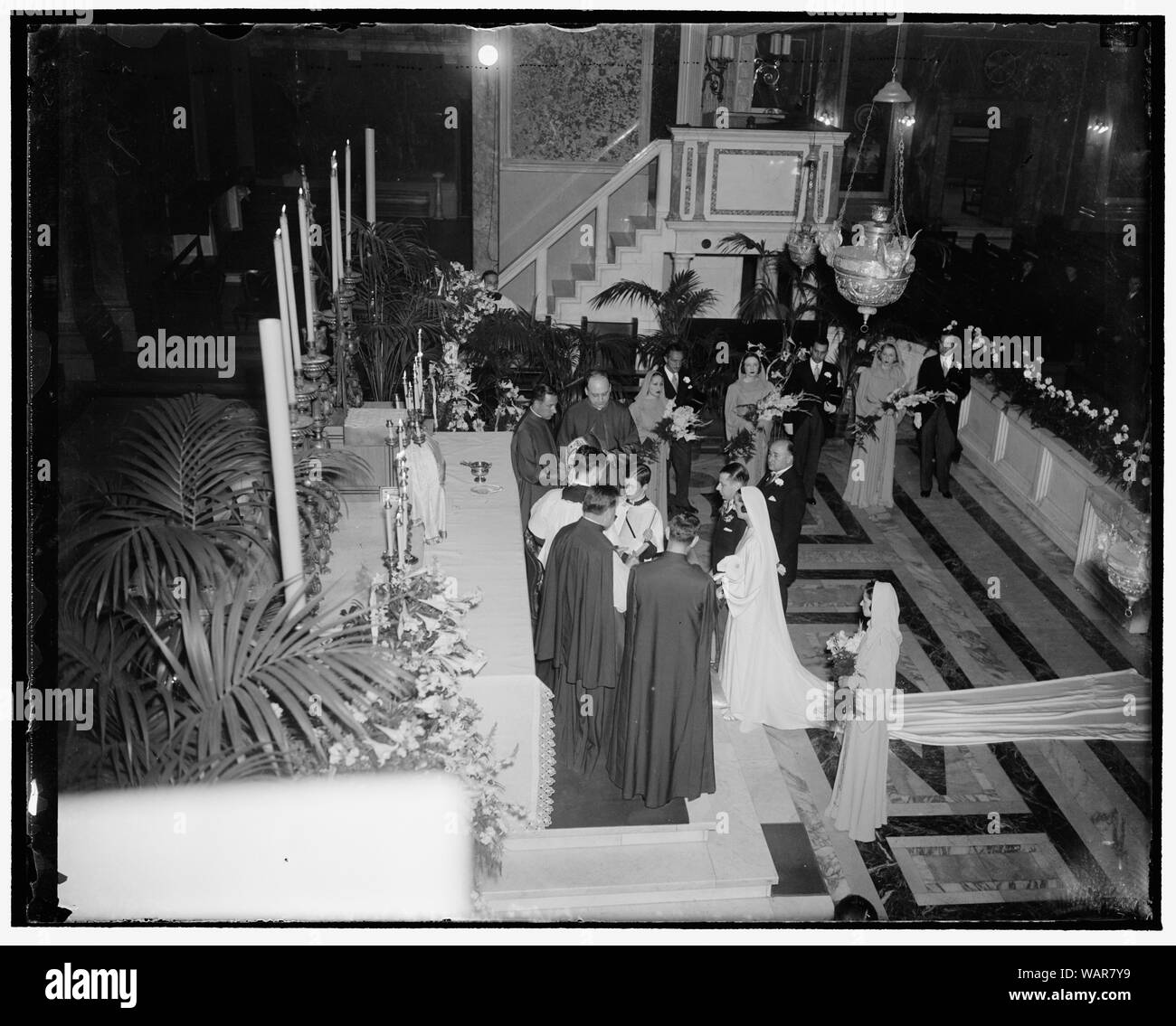 Mariage diplomatique. Washington, D.C., le 19 février. Un mariage diplomatique a eu lieu à l'église St-Matthieu aujourd'hui quand Graciela Senorita Trucco, fille de l'Ambassadeur du Chili, Don Manuel Trucco, devint l'épouse de Don Fernando Illanes du Service Dipolomatic chilien. Le meilleur homme, Alfonso Frez chilien, Consul général à New York, et la dame d'honneur, Marta Senorita Trucco, sont à proximité, avec ses accompagnateurs dans l'arrière-plan, 2/19/38 Banque D'Images