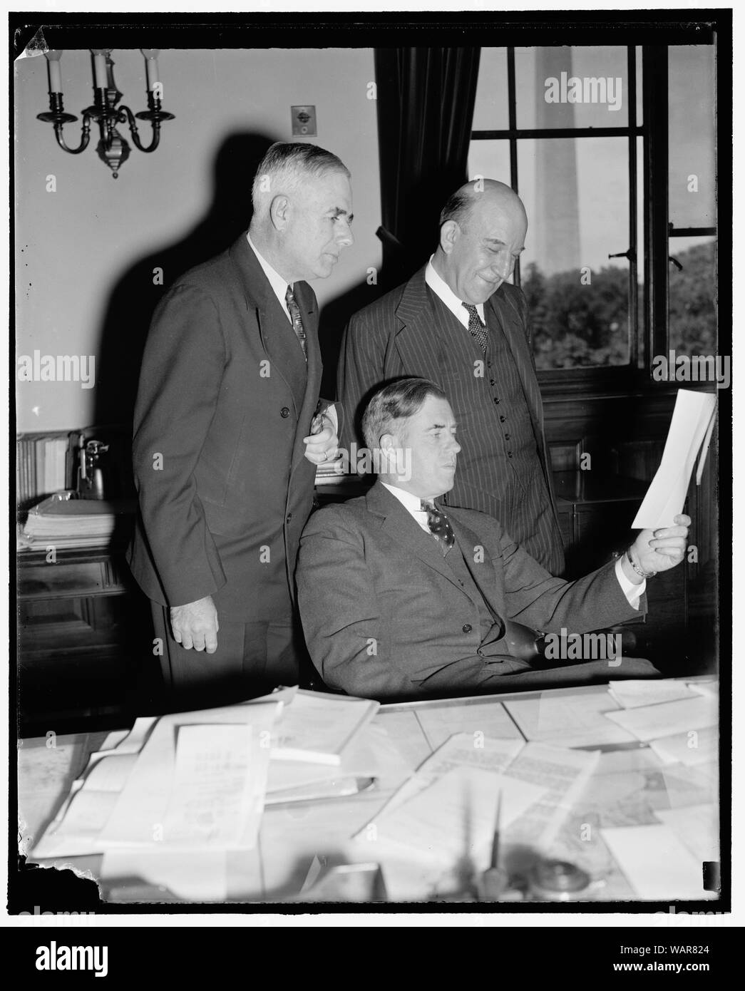 Les politiques agricoles du pays direct. Washington, D.C., du 22 septembre. Les agriculteurs se tournent vers ces hommes à résoudre leurs nombreux problèmes. Sur la photo, de gauche à droite : M. L. Wilson, sous-secrétaire de l'Agriculture ; secrétaire de l'Agriculture Henry A. Wallace, et H.R. Tolley, A.A.A. 9/22/38, administrateur Banque D'Images