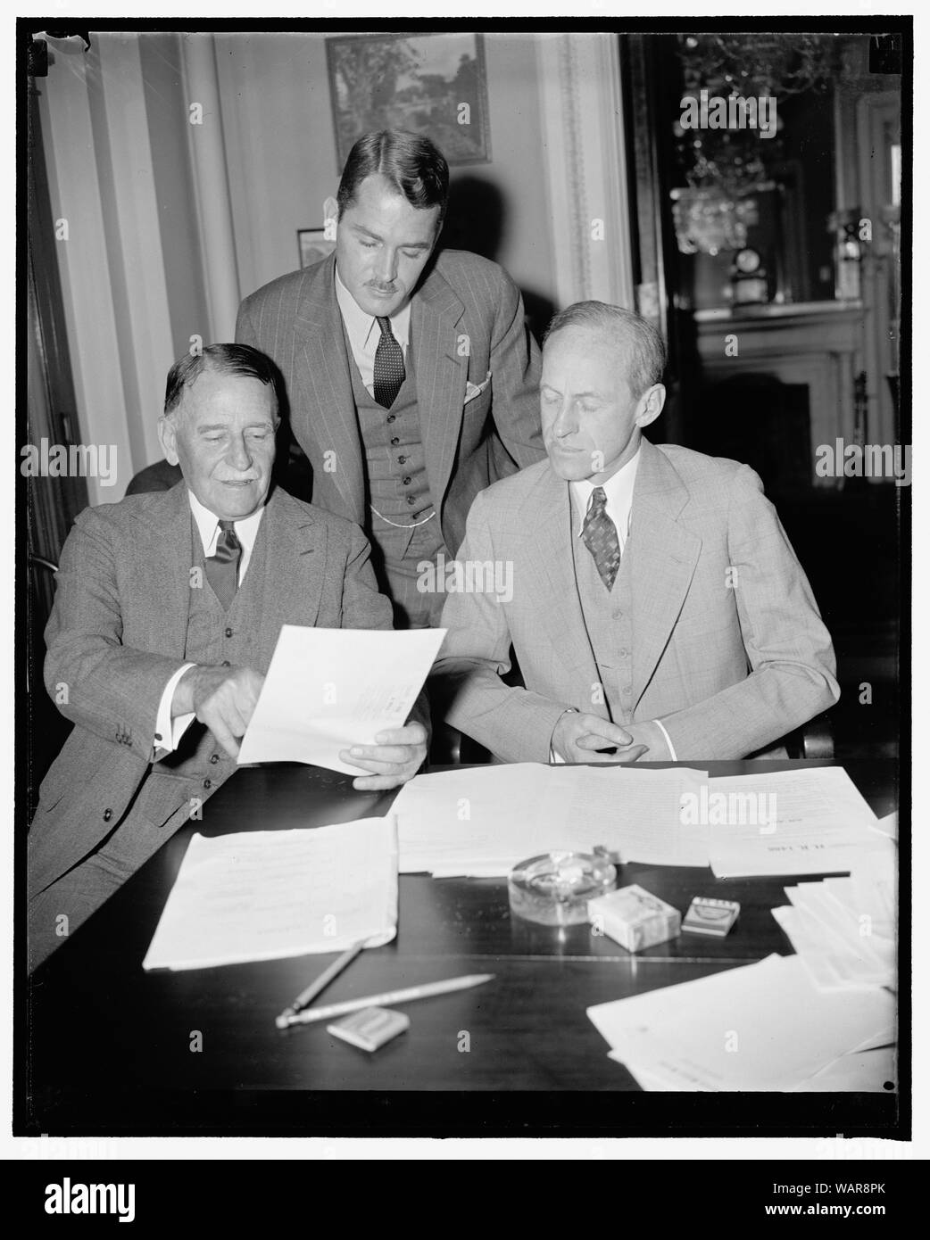 Discuter de la législation pour les territoires américains. Washington, D.C., le 28 avril. Bien que n'étant pas appelé à témoigner, gouverneurs Blanton Winship (gauche) de Porto Rico, et Lawrence W. Cramer (debout) des îles Vierges, conféré avec le sénateur Millard Tydings, Président du Sénat et le Comité des affaires des territoires insulaires, aujourd'hui juste avant le Comité s'est réuni pour examiner un projet de loi pour les territoires américains. Les gouverneurs sont à Washington pour faire un rapport au gouvernement, 4/28/38 Banque D'Images