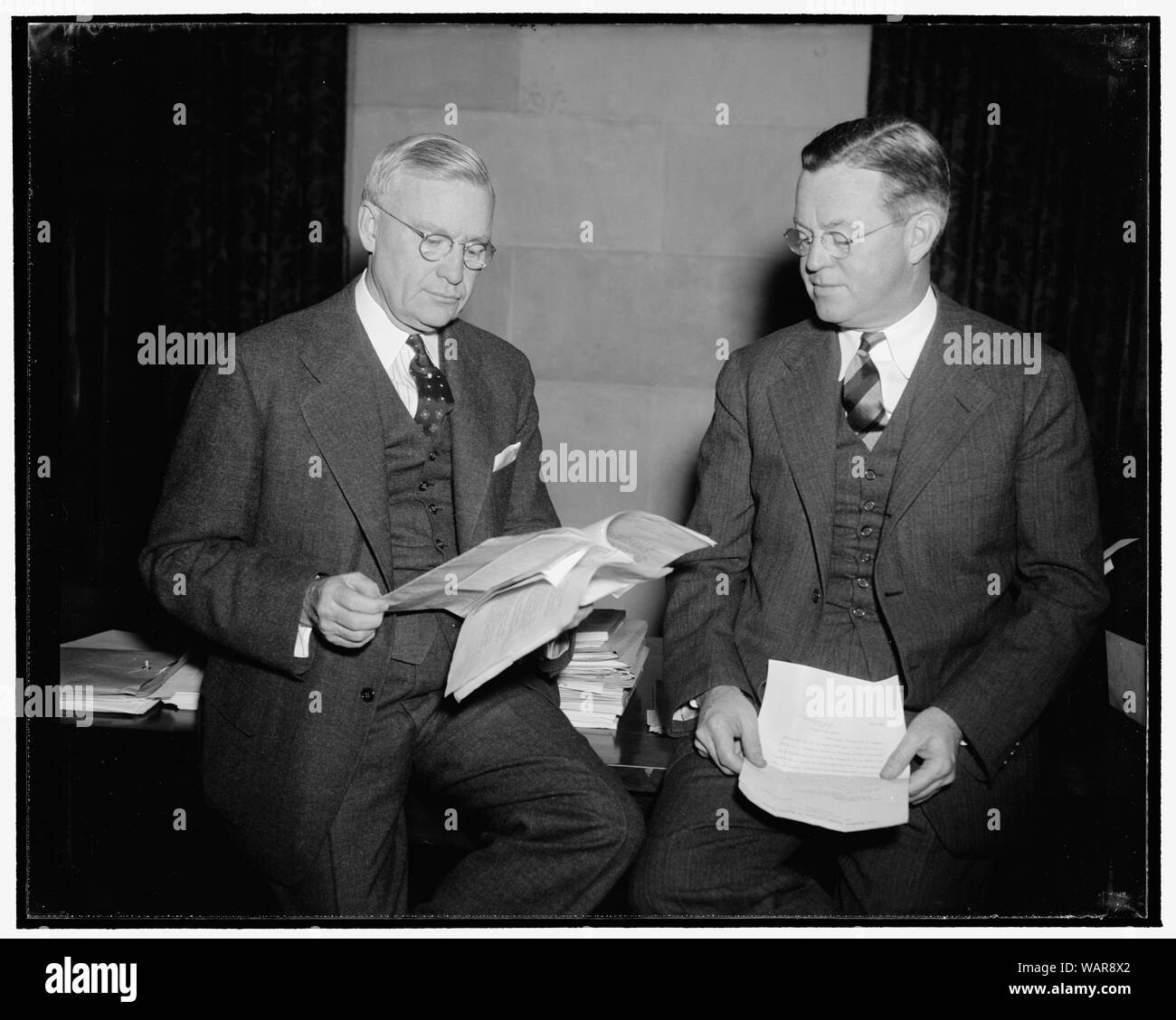 Discuter des difficultés financières des chemins de fer. Washington, D.C., le 22 novembre. George H. Davis, Président de la Chambre de Commerce des États-Unis, et Arthur Hill, droite, Président d'Atlantic Greyhound Co. lors d'une réunion des représentants de tous les types de transports d'aujourd'hui. Ils recherchent les moyens de résoudre les difficultés financières actuelles du chemin de fer. Davis est président de la conférence et Hill Président du Conseil consultatif Banque D'Images