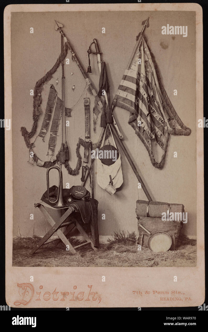 Affichage des vestiges de guerre civile, y compris les drapeaux en lambeaux, une épée, une cantine, et bugle] / Dietrich, 7e & Penn Sts., la lecture, en Pennsylvanie ; Art Studio de W.H. Dietrich, cor. Septième et Penn Sts., Reading, Pa Banque D'Images