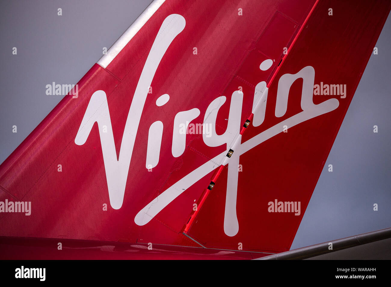 Glasgow, Royaume-Uni. 21 août 2019. Virgin Atlantic avion Airbus A350-1000, vu à l'Aéroport International de Glasgow pour la formation des pilotes. Virgin's brand new jumbo jet bénéficie d'un tout nouveau "loft" l'espace social avec des canapés en classe affaires, et bien décoré par l'enregistrement G-VLUX. L'ensemble de l'appareil auront également accès à une connexion Wi-Fi haut débit. Virgin Atlantic a commandé un total de 12 Airbus A350-1000s. Ils sont tous prévus pour rejoindre la flotte d'ici 2021 est d'un montant évalué à 4,4 milliards (€3,36 milliards de dollars). L'appareil promet également d'être à 30 % d'économie de carburant plus efficace sur les émissions de CO2. Banque D'Images