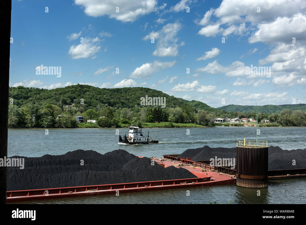 Rempli de charbon à quai des péniches et un remorqueur passant sur la rivière Ohio, au-dessous de Moundsville dans le comté de West Virginia Banque D'Images