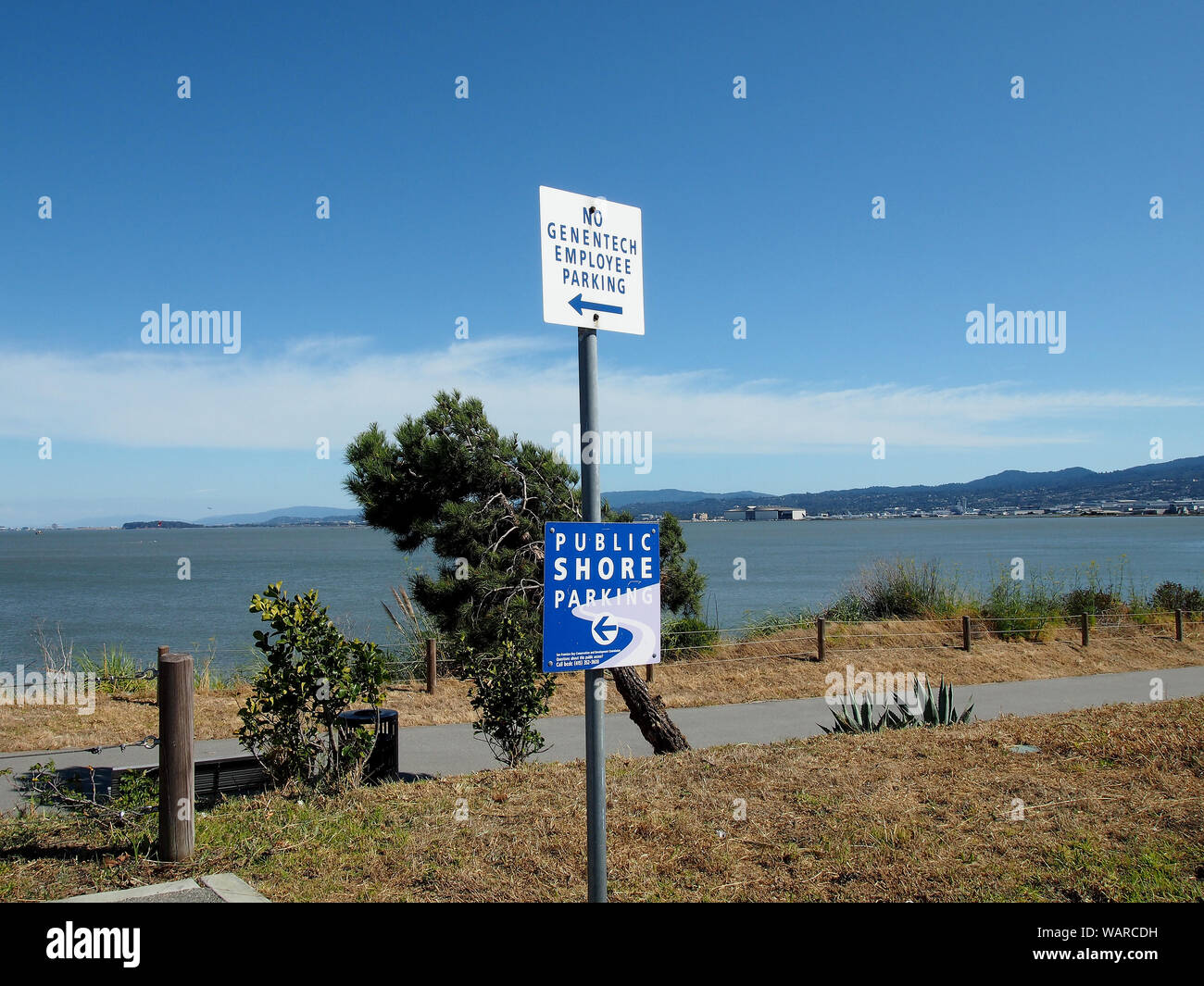 Pas de stationnement pour les employés et de Genentech Rive Public parking, signe à côté de sentier le long de la baie de San Francisco San Francisco, Californie du Sud Banque D'Images