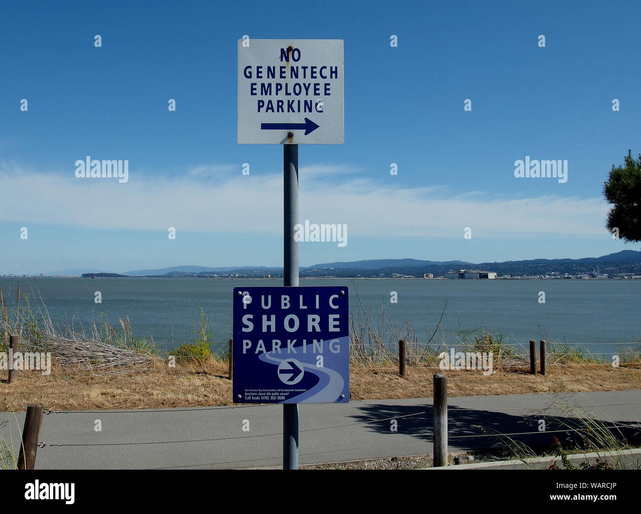 Pas de stationnement pour les employés et de Genentech Rive Public parking, signe à côté de sentier le long de la baie de San Francisco San Francisco, Californie du Sud Banque D'Images