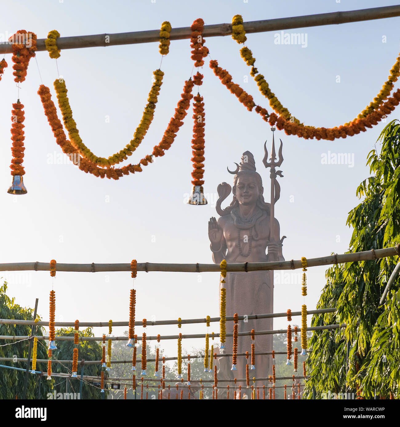 Statue de seigneur Shiva enveloppée d'un serpent, tenant un trident, à l'extérieur de New Delhi, Inde Banque D'Images