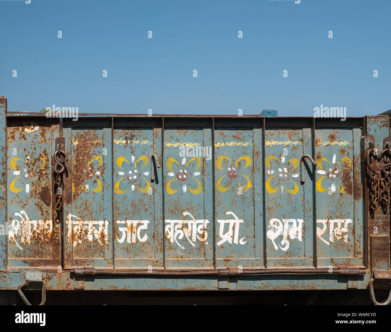 Camion peint sur la route, à l'extérieur de New Delhi, Inde Banque D'Images