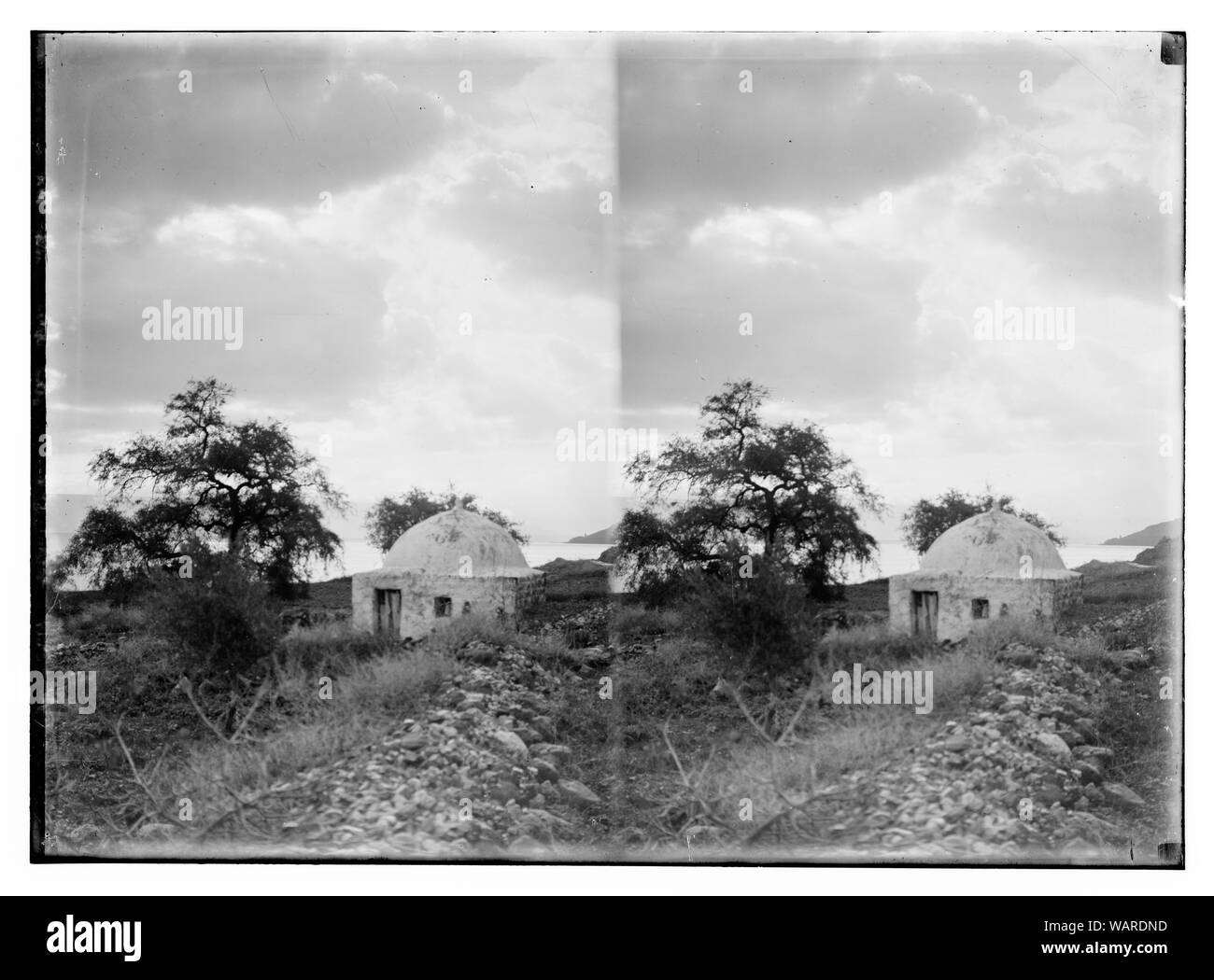 Structure en forme de dôme, peut-être un culte, avec vue sur plan d'eau Banque D'Images