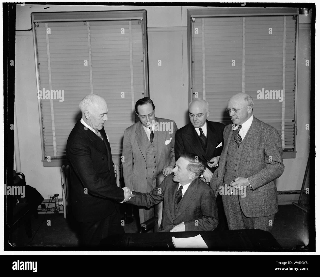 Douglas a félicité par sec sur la nomination à la magistrature de la Cour suprême. Washington, D.C., le 20 mars. Les membres de la Securities and Exchange Commission ont été les premiers à féliciter William O. Douglas, 40 ans, Président de la SEC, sur sa nomination à la Cour suprême des États-Unis par le président Roosevelt, aujourd'hui. Il succède à M. le juge Brandeis, a démissionné. 3-20-39 De gauche à droite - Robert E. Healy - Jerome Frank - Edward C. Eicher, et George C. Mathews. Banque D'Images