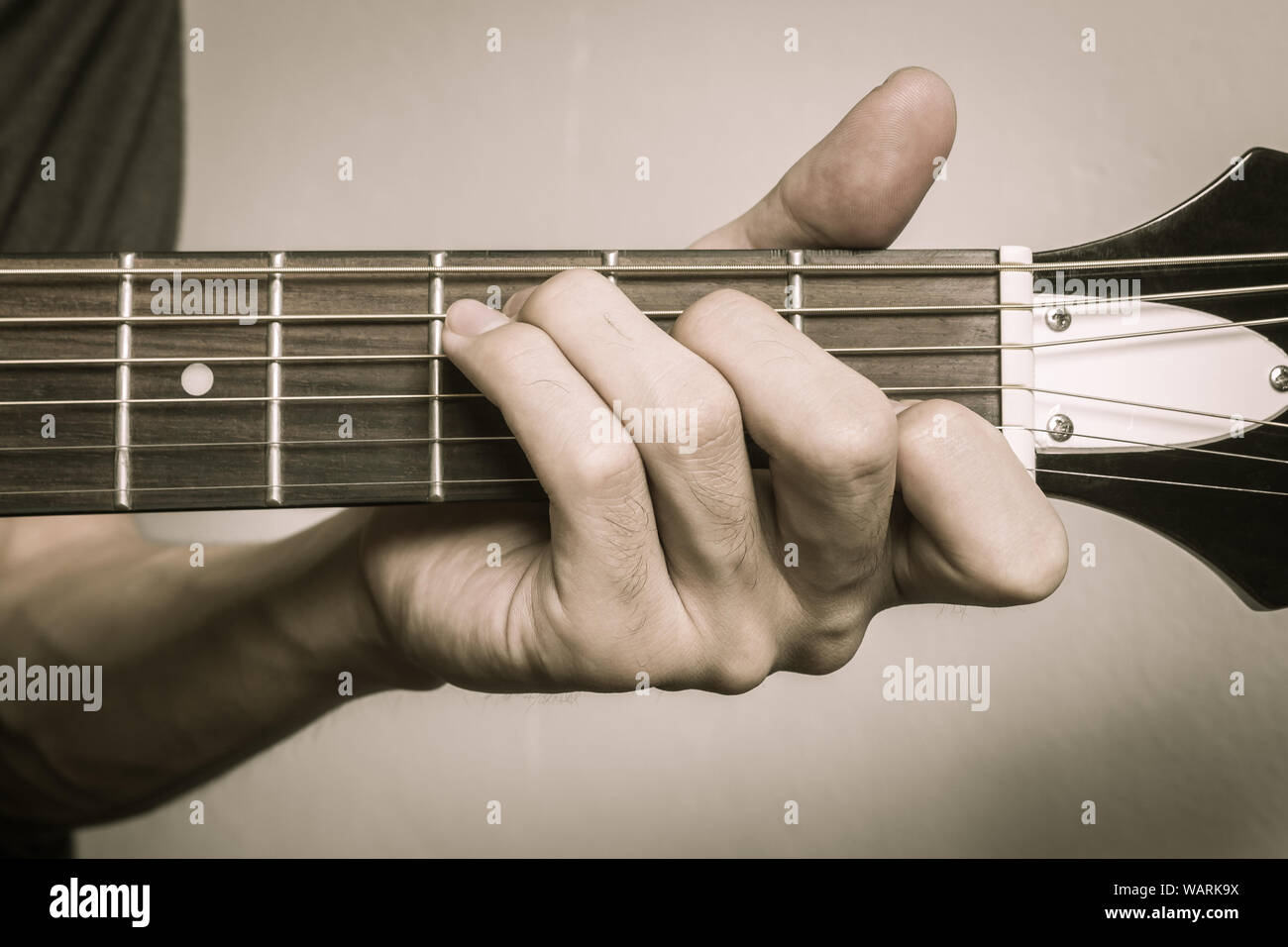 Main De Joueur De Guitare Ou Musicien Part En Accord De Do Majeur Sur La Corde De Guitare Acoustique Avec Un Eclairage Naturel En Vue Rapprochee Photo Stock Alamy
