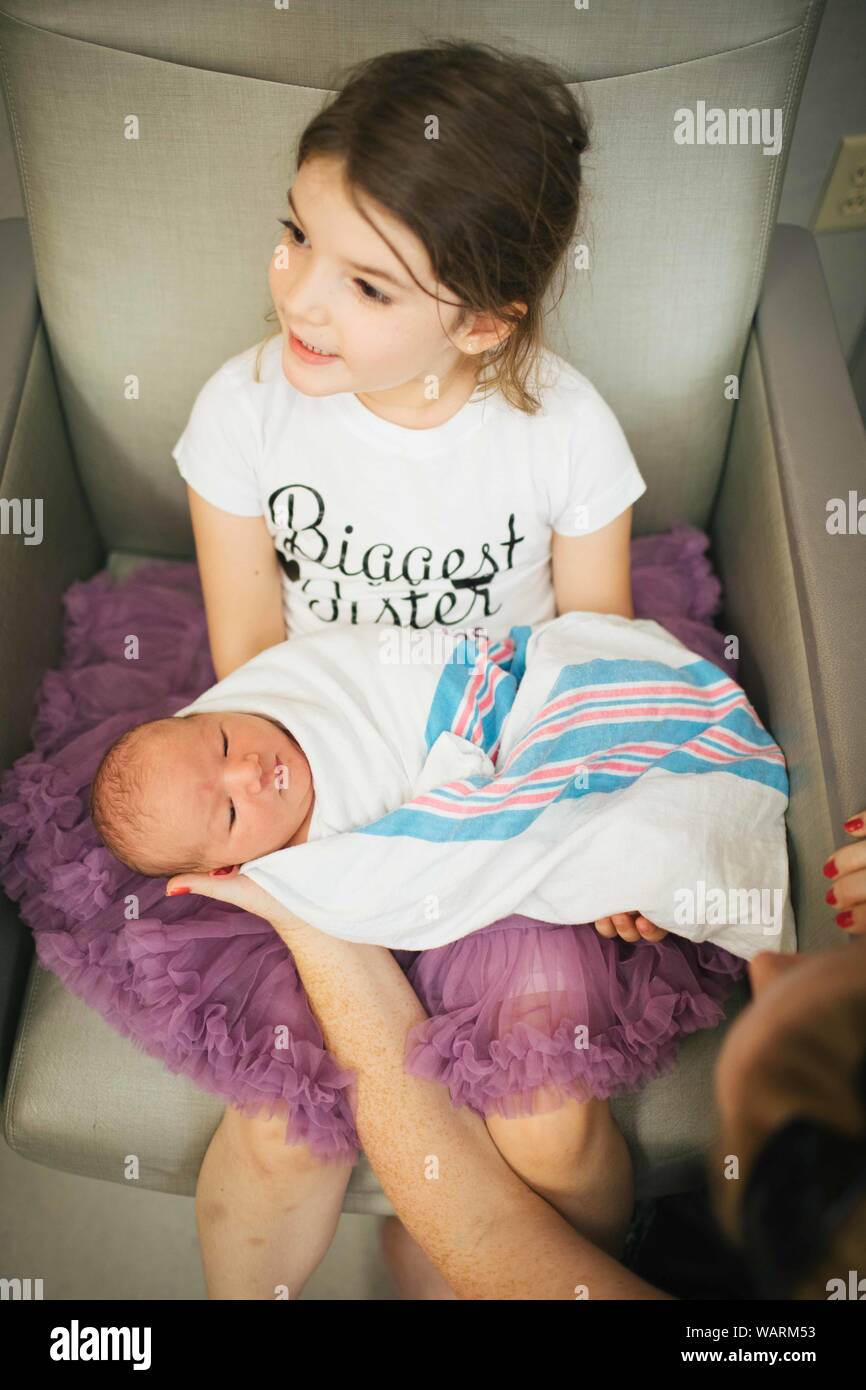 Petite Fille Tenant Un Bebe Nouveau Ne Sur Ses Genoux Photo Stock Alamy