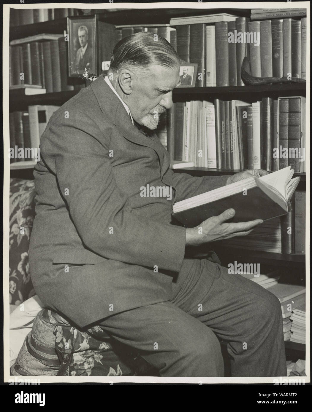 Le Dr Charles Norris, New York City's premier médecin légiste en chef, dans sa bibliothèque Banque D'Images