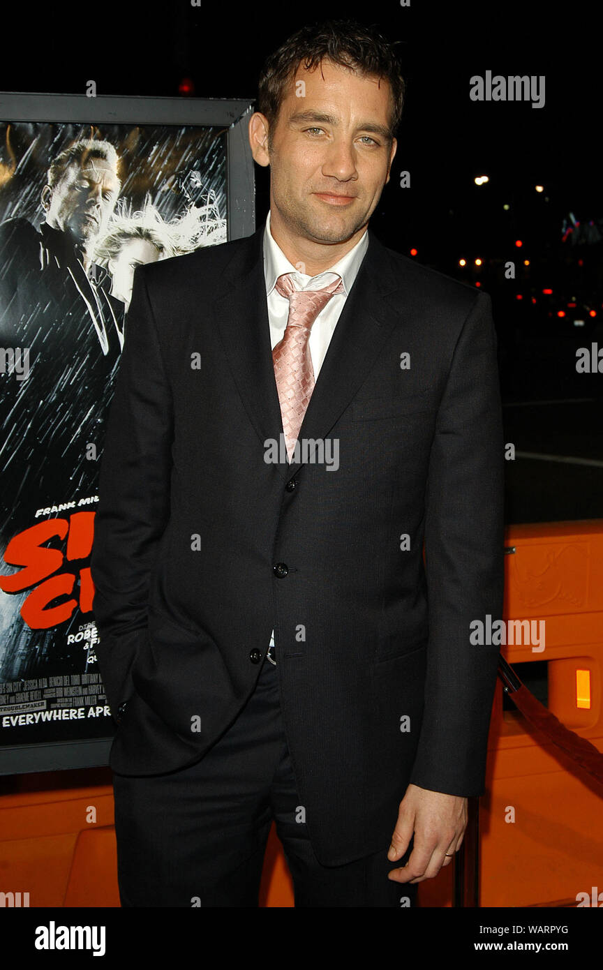 Clive Owen au Los Angeles Première de 'Sin city' tenu à la Mann Théâtre National de Westwood, CA. L'événement a eu lieu le lundi 28 mars 2005. Photo par : Sthanlee  Mirador B. Shooting Star - Référence #  Fichier SBMPLX 33855-1654 Banque D'Images