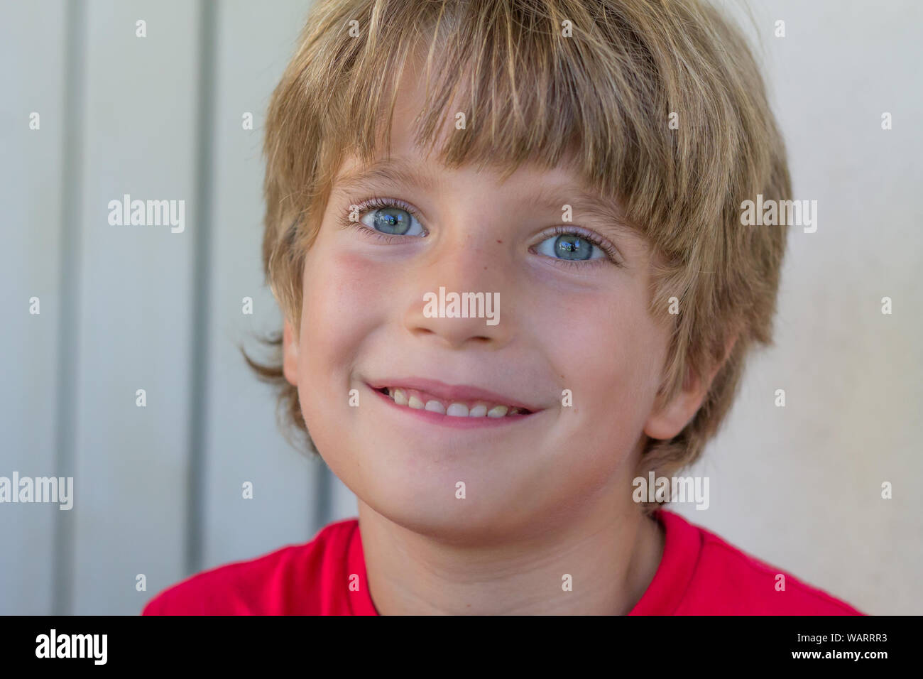 Portrait of a smiling boy avec un arrière-plan flou Banque D'Images