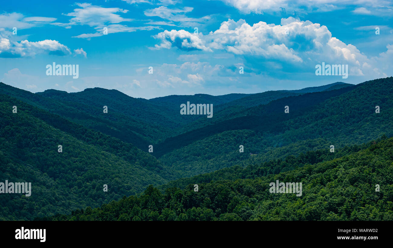 Très belle vue sur le paysage de montagnes des Appalaches avec ciel bleu Banque D'Images