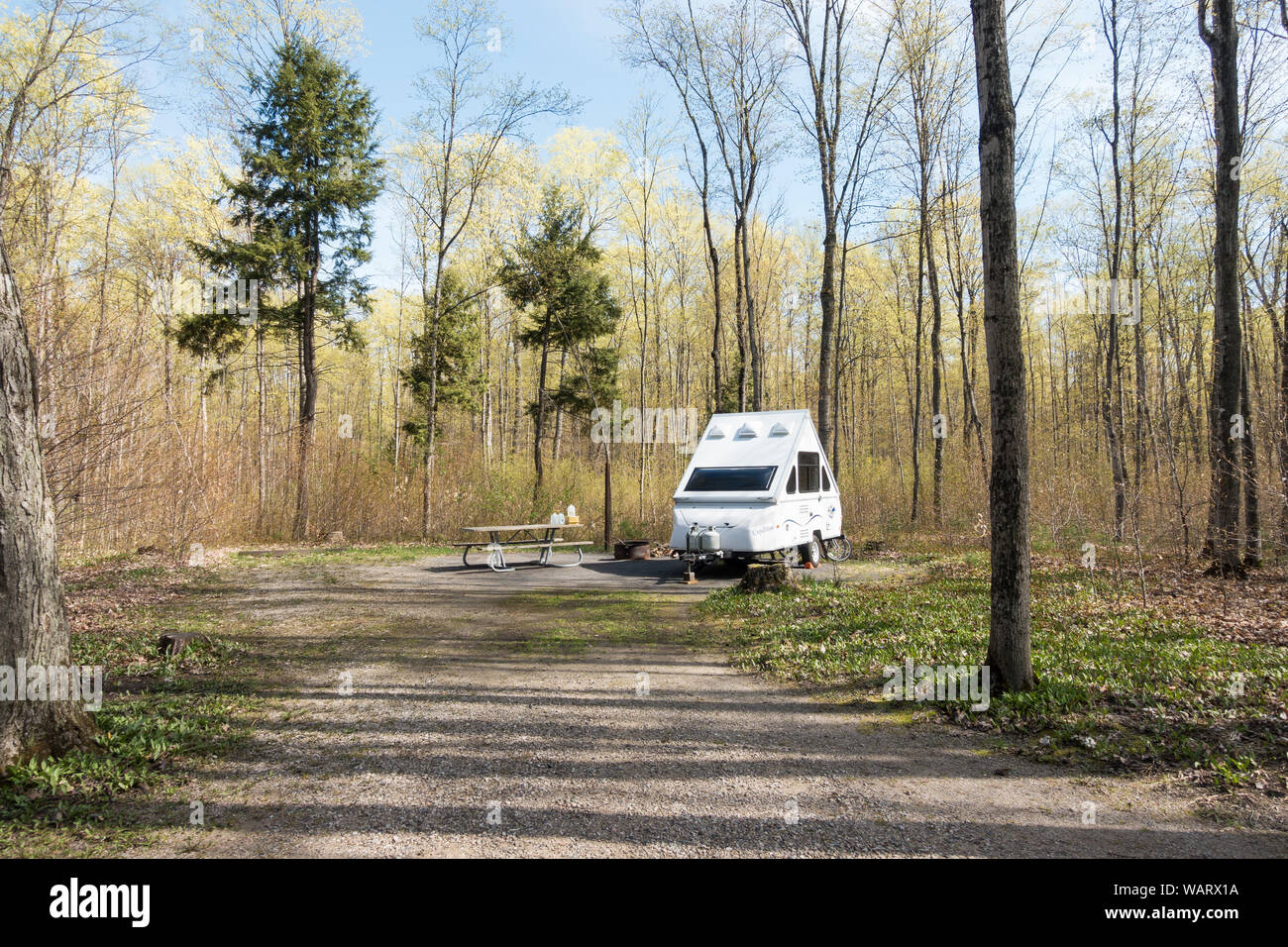 Petite remorque repliable / camping-garé sur le camping au camping du lac Petes Banque D'Images