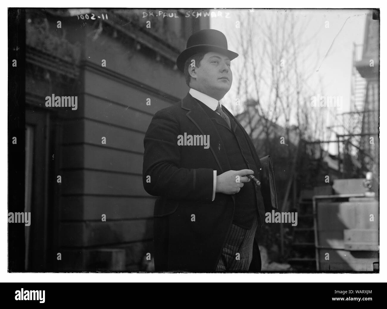 Le Dr Paul Schwarz holding cigar Banque D'Images