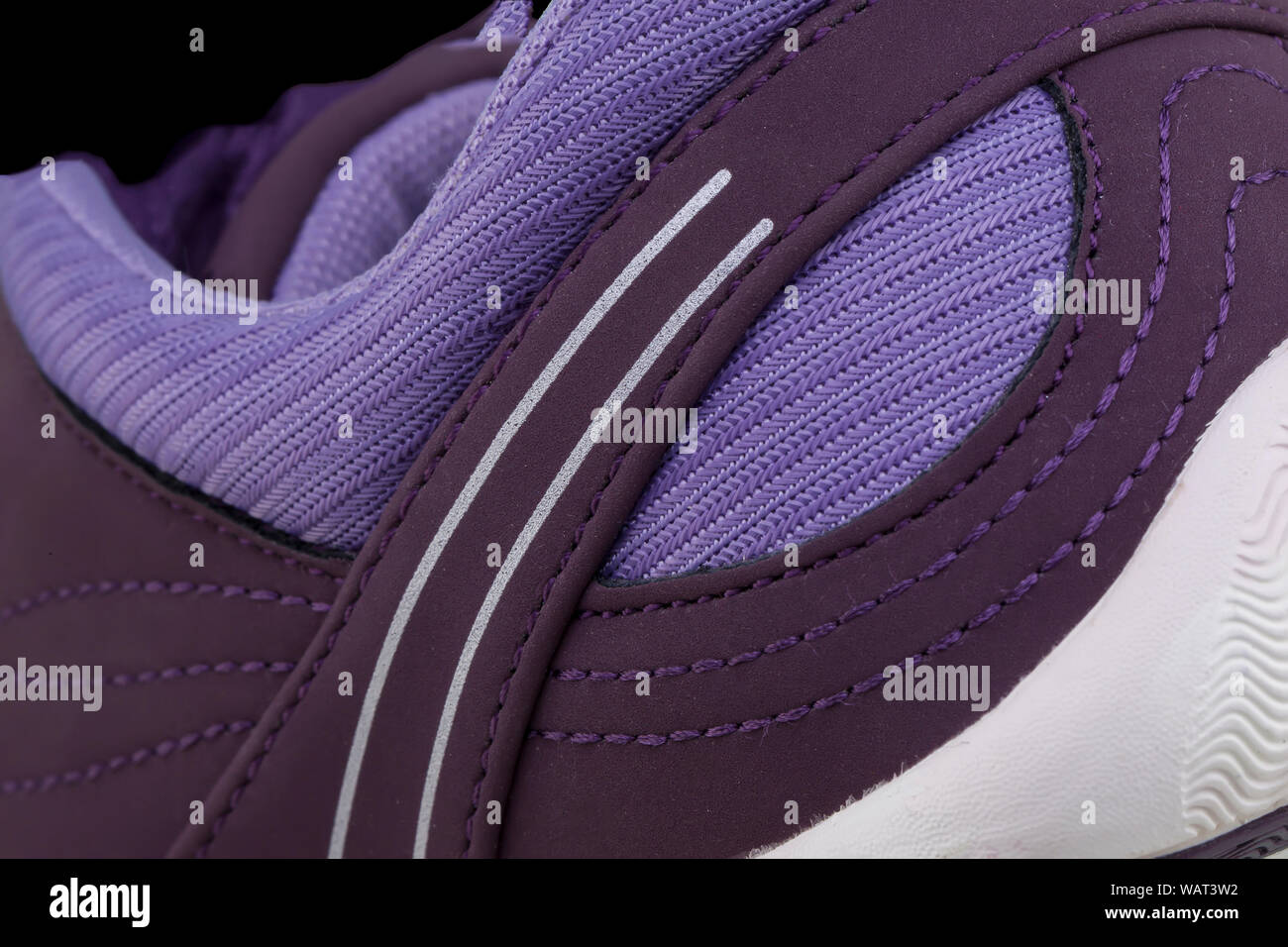 Fragment d'une sneaker violet. La texture du matériau des chaussures de sport Banque D'Images