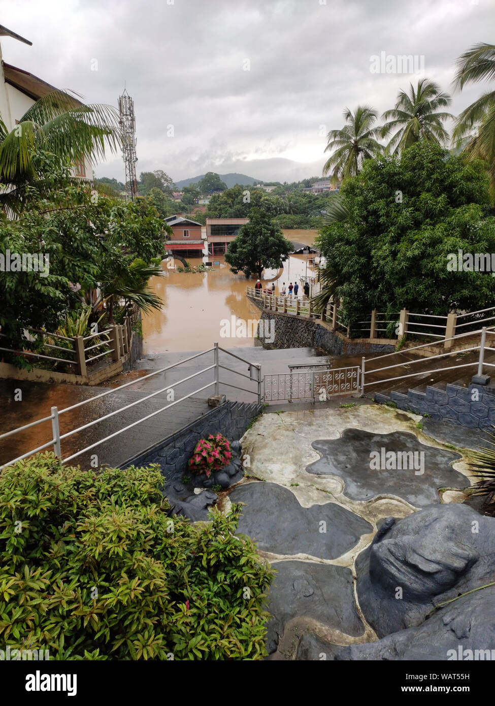 NILAMBUR, Kerala, Inde - août 09, 2019 : Avis d'inondation dans Janathapadi la rue de la grotte de l'église, petite fleur forain Nilambur. Banque D'Images
