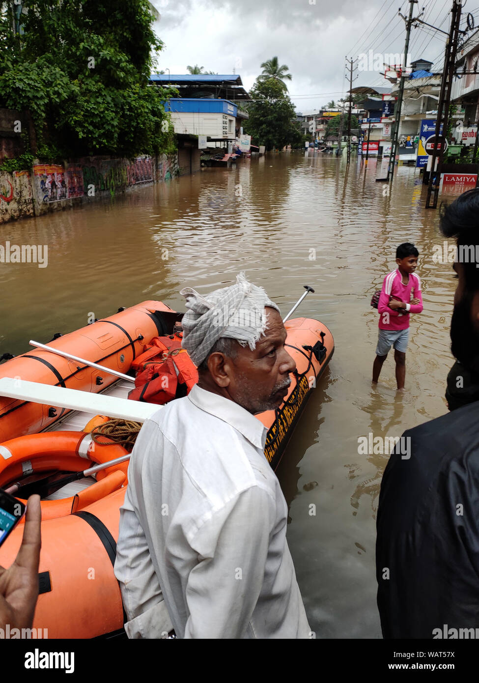 NILAMBUR, Kerala, Inde - août 08, 2019 : Les gens se sont rassemblés près de l'inondation dans la rue, Janathapadi Nilambur. Banque D'Images