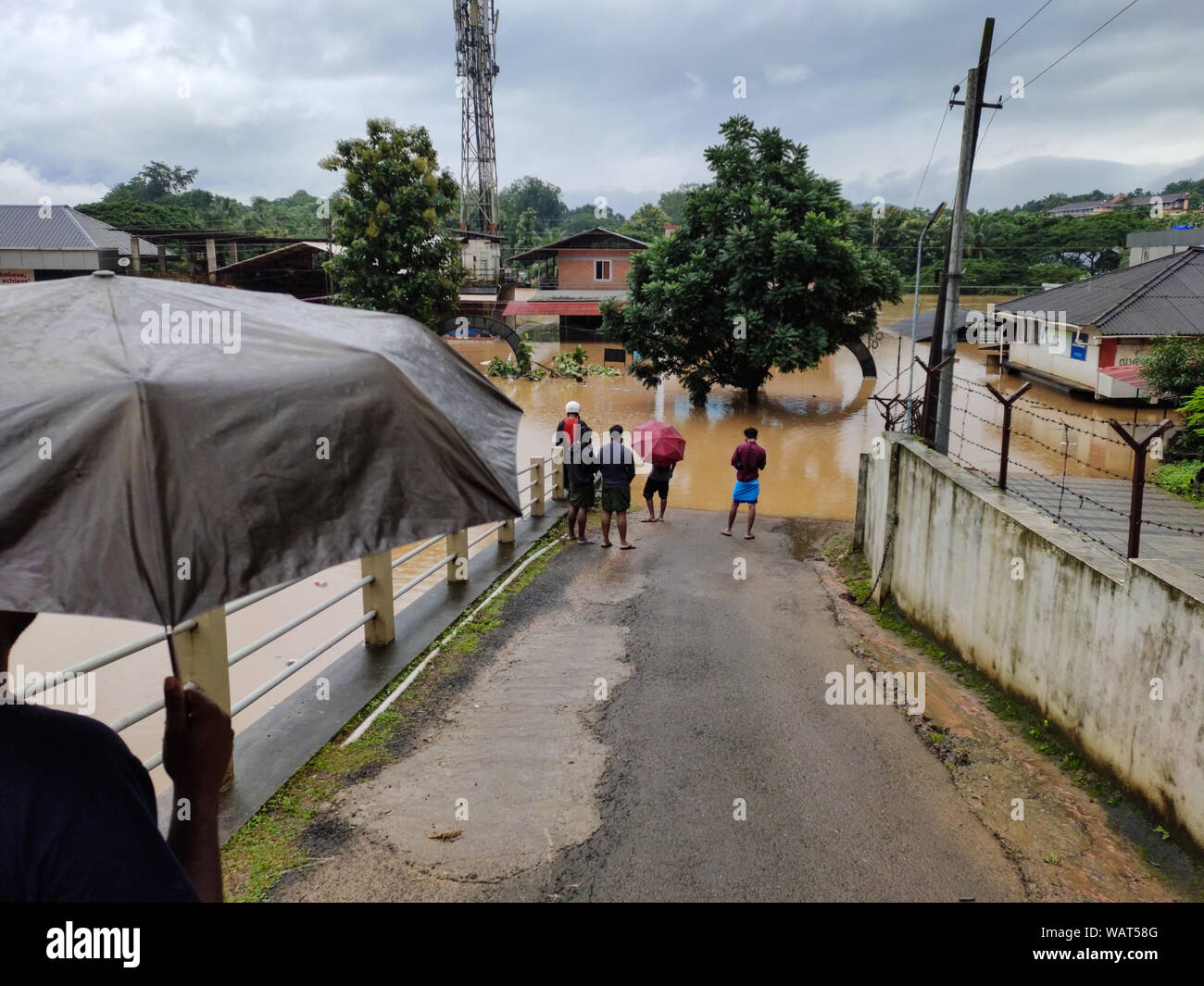 NILAMBUR, Kerala, Inde - août 09, 2019 : Les gens se sont rassemblés près de l'inondation dans la rue, Janathapadi Nilambur. Banque D'Images