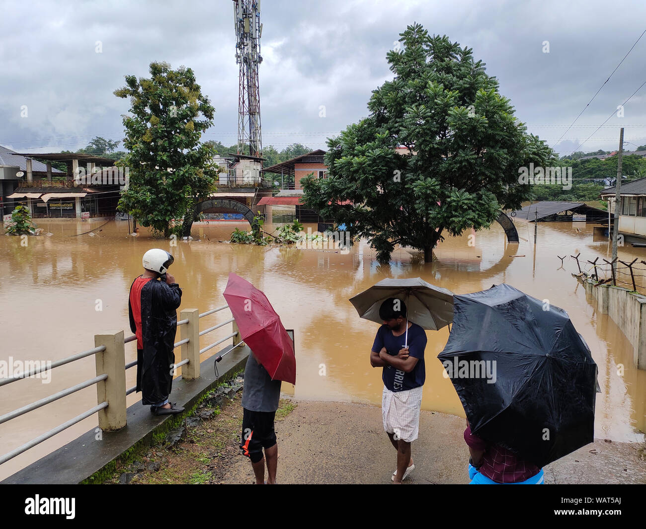 NILAMBUR, Kerala, Inde - août 09, 2019 : Les gens se sont rassemblés près de l'inondation dans la rue, Janathapadi Nilambur. Banque D'Images
