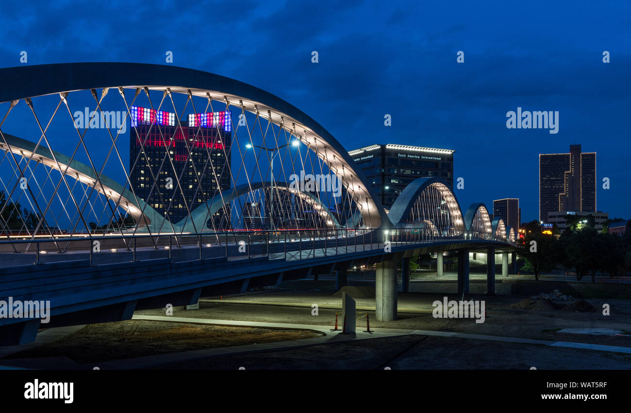 La tombée de la vue sur une partie de l'Fort Worth, Texas, Skyline, pris sur le nouveau septième Street Bridge, un remplacement de 2013 pour avoir un pont sur la rivière Trinity Banque D'Images