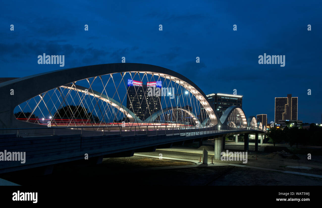 La tombée de la vue sur une partie de l'Fort Worth, Texas, Skyline, pris sur le nouveau septième Street Bridge, un remplacement de 2013 pour avoir un pont sur la rivière Trinity Banque D'Images