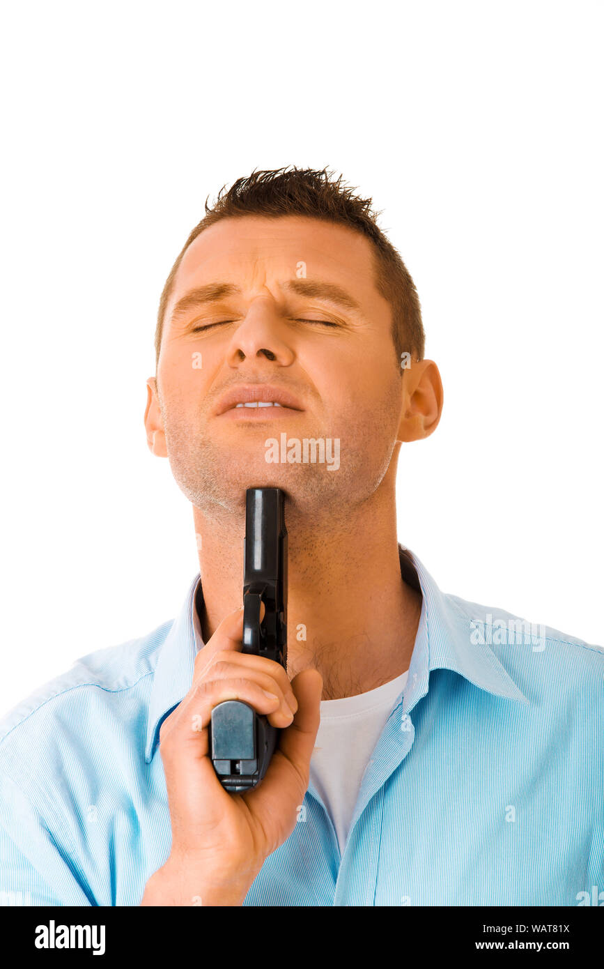 L'homme d'armes à feu à son menton puting, sur fond blanc. Concept du suicide. Emocional problèmes. Banque D'Images