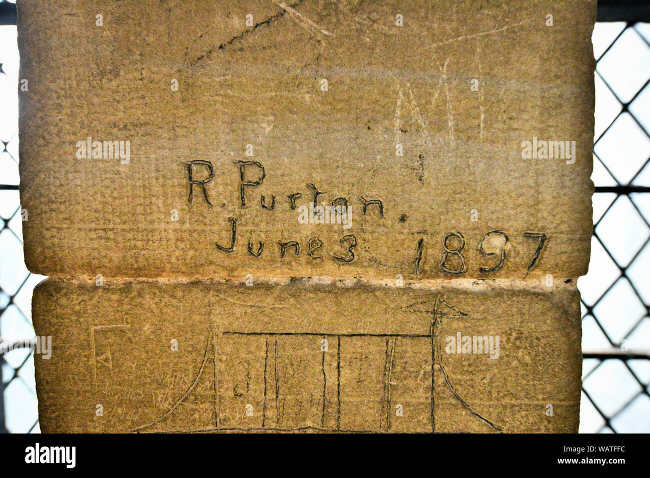 Rayé dans un graffiti mur calcaire interne gauche, probablement par des visiteurs ou de la personne liée à la cathédrale de Salisbury, qui peut être vu pendant le tour de la cathédrale d', où les visiteurs sont guidés jusqu'à la base du 123 mètres de hauteur, escalade spire 332 spirale principalement, par étapes la voûte de l'espace, passé le vitrail et médiévale à travers le fonctionnement interne de la cathédrale du 13ème siècle. Banque D'Images