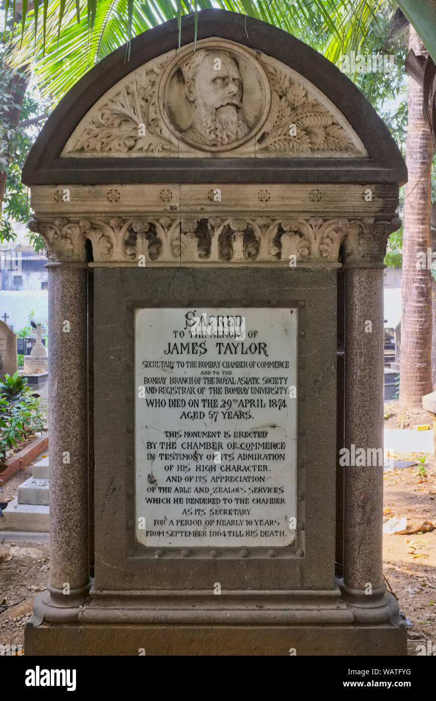 Pierre tombale d'un James Taylor, ancien secrétaire de la Chambre de Commerce de Bombay, au cimetière chrétien de Sewri, Mumbai, Inde Banque D'Images