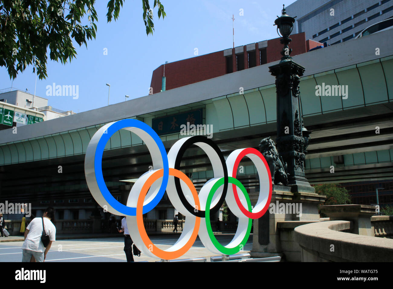 Les anneaux olympiques sont affichées sur le pont Nihonbashi a marqué un an loin de les Jeux Olympiques et Paralympiques de Tokyo 2020. Nihonbashi, Tokyo. Banque D'Images