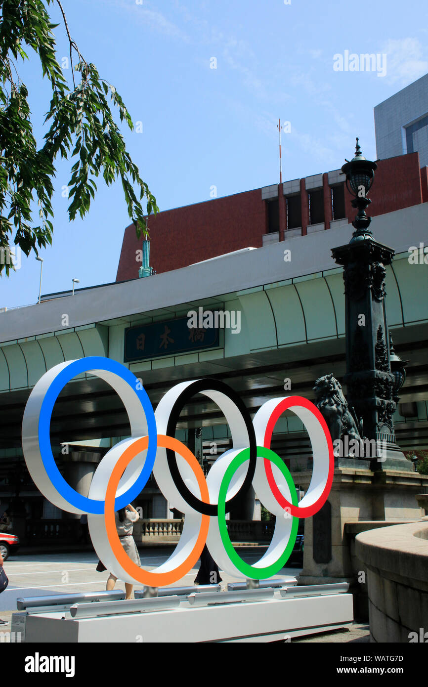 Les anneaux olympiques sont affichées sur le pont Nihonbashi a marqué un an loin de les Jeux Olympiques et Paralympiques de Tokyo 2020. Nihonbashi, Tokyo. Banque D'Images