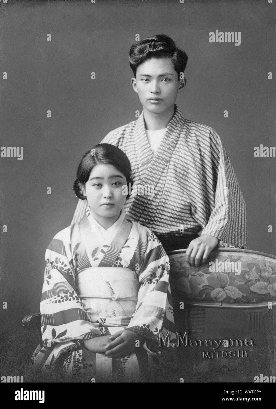 [ 1930 Japon - jeune japonaise et de l'homme ] - une jeune femme et l'homme, peut-être frère et sœur, poser dans un studio de photographie portant des vêtements traditionnels japonais. 20e siècle Tirage argentique d'époque. Banque D'Images