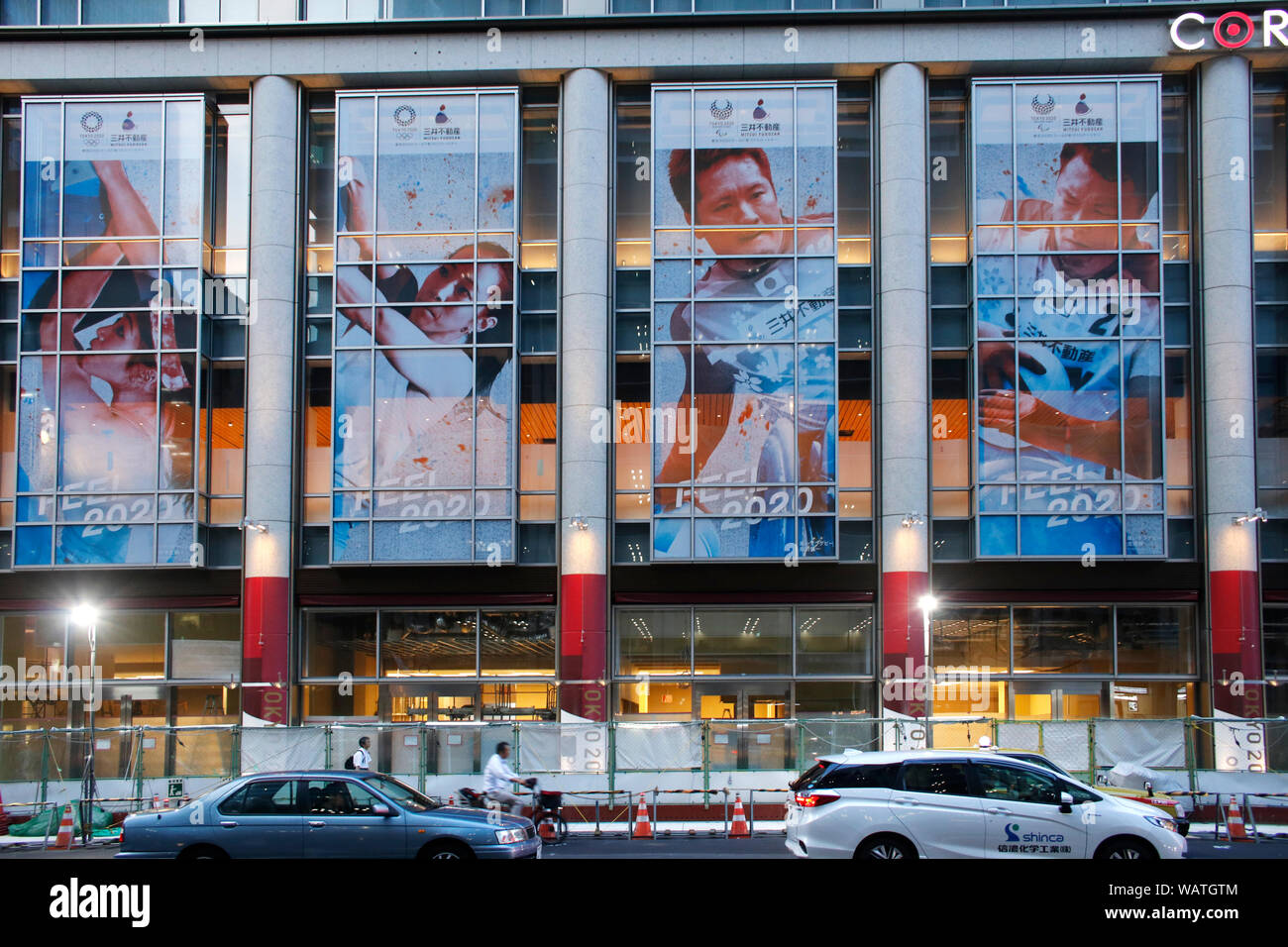 L'affichage avec des portraits d'athlètes et les Jeux Olympiques et Paralympiques de Tokyo logos figurent à Tokyo pour marquer un an loin de les Jeux Olympiques de 2010. Banque D'Images