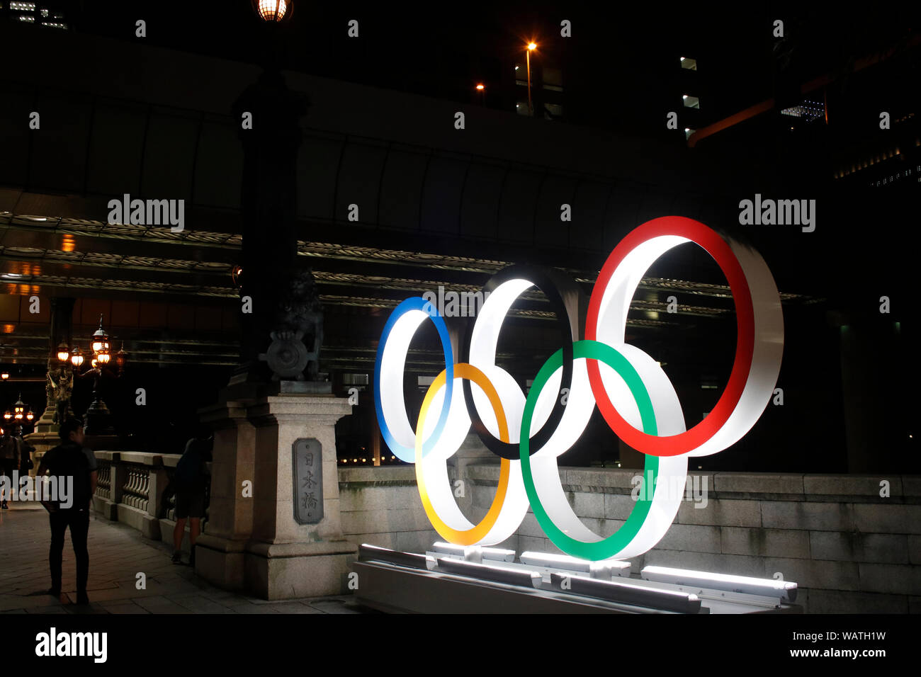 Les anneaux olympiques sont affichées sur le pont Nihonbashi a marqué un an loin de les Jeux Olympiques et Paralympiques de Tokyo 2020. Nihonbashi, Tokyo. Banque D'Images