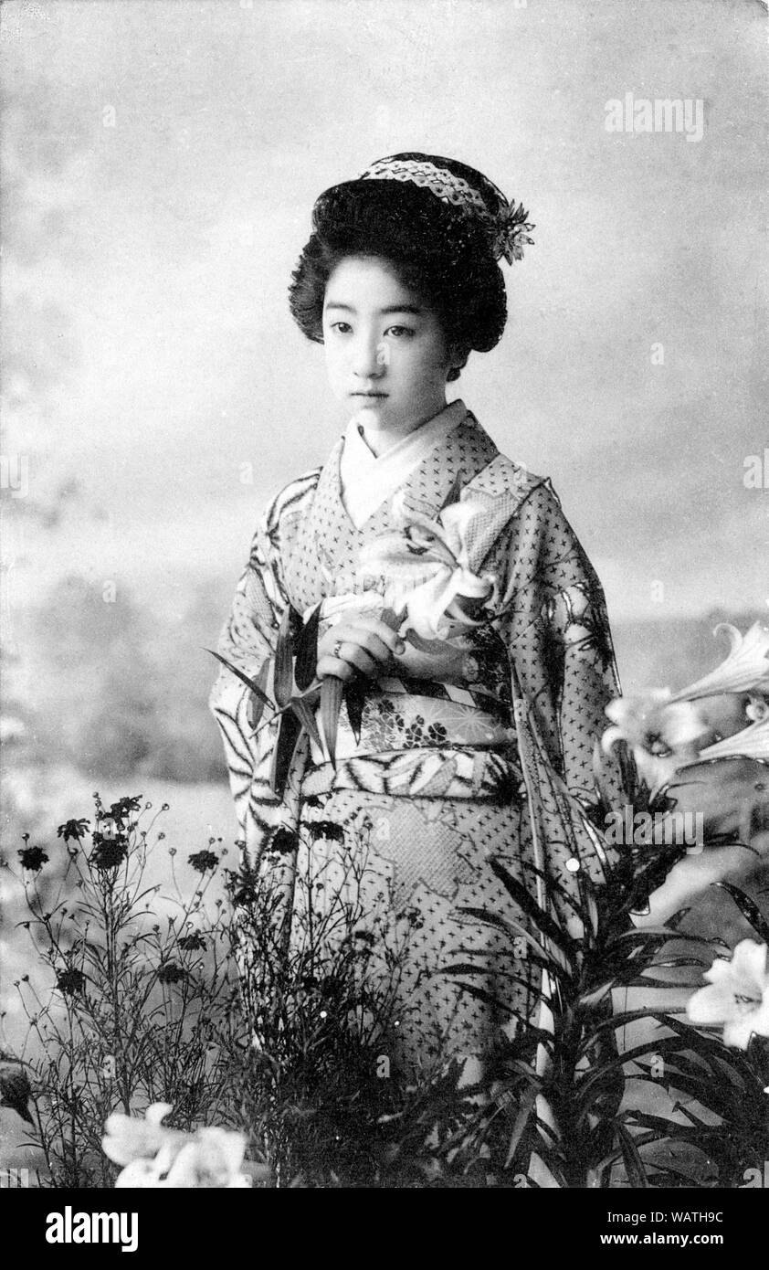 1910 - Japon femme japonaise en Kimono ] - jeune japonaise en kimono  traditionnel et coiffure. 20e siècle vintage carte postale Photo Stock -  Alamy