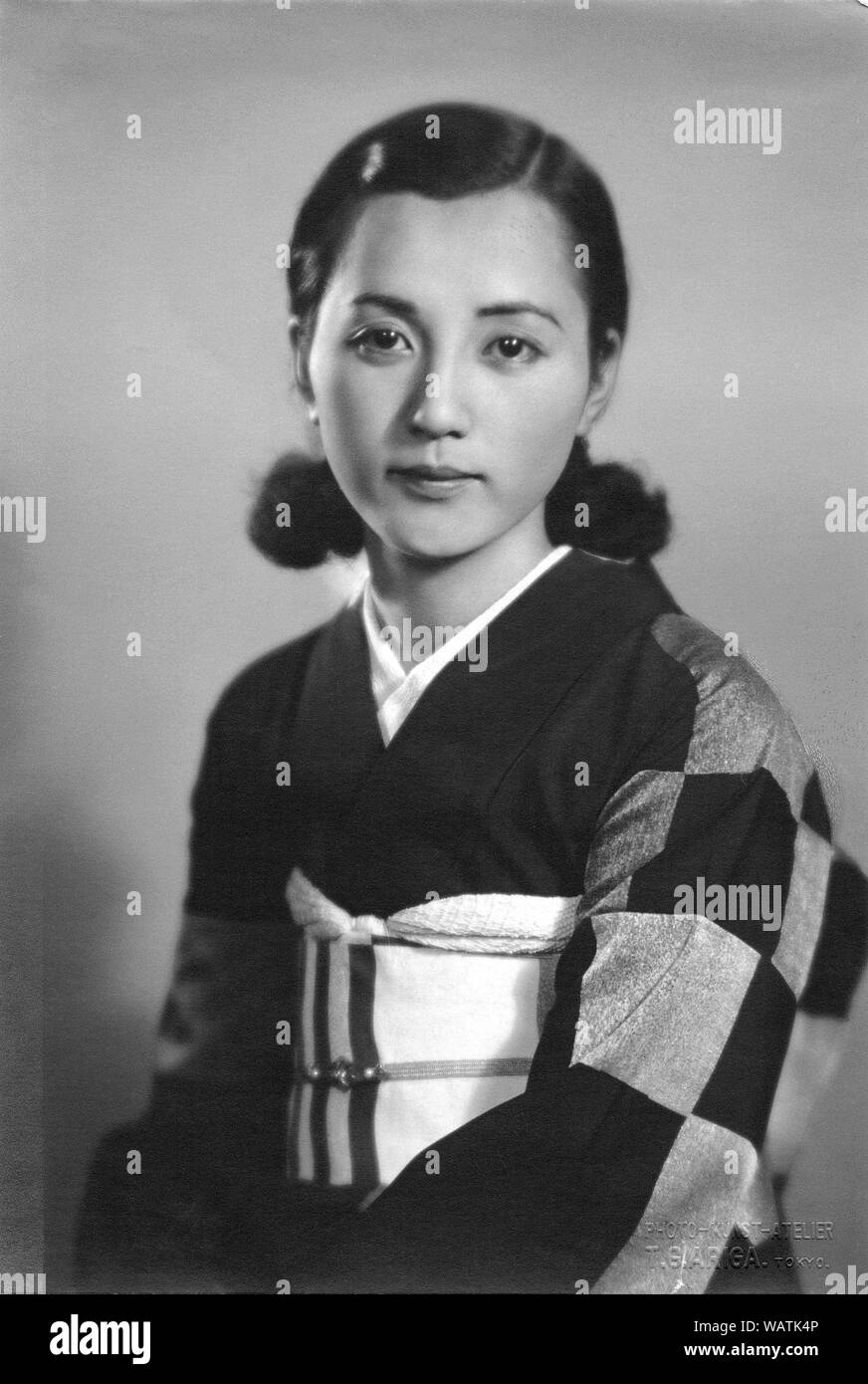 [ 1930 - Japon femme japonaise en Kimono ] - jeune japonaise en kimono et coiffure moderne. En date du 1936 (Showa 11). 20e siècle Tirage argentique d'époque. Banque D'Images