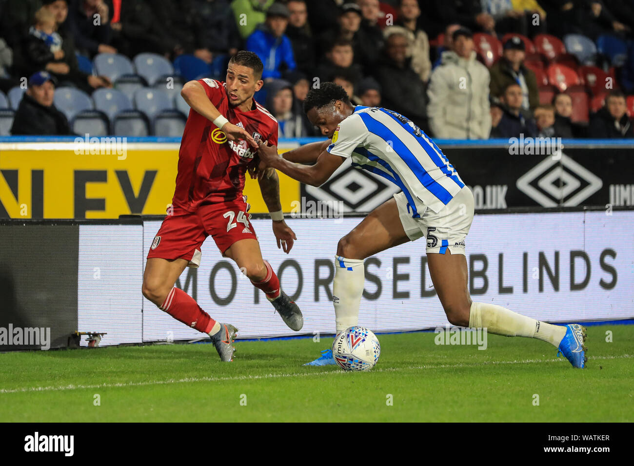 16 août 2019, John Smiths Stadium, Huddersfield, Angleterre, Sky Bet Championship, Huddersfield Town vs Fulham ; Terence Kongolo (5) de Huddersfield Town pousse Anthony Knockaert (24) de Fulham à l'écart et dans les panneaux publicitaires et l'arbitre James Linington ne donne pas de mauvais crédit : Mark Cosgrove/News Images images Ligue de football anglais sont soumis à licence DataCo Banque D'Images