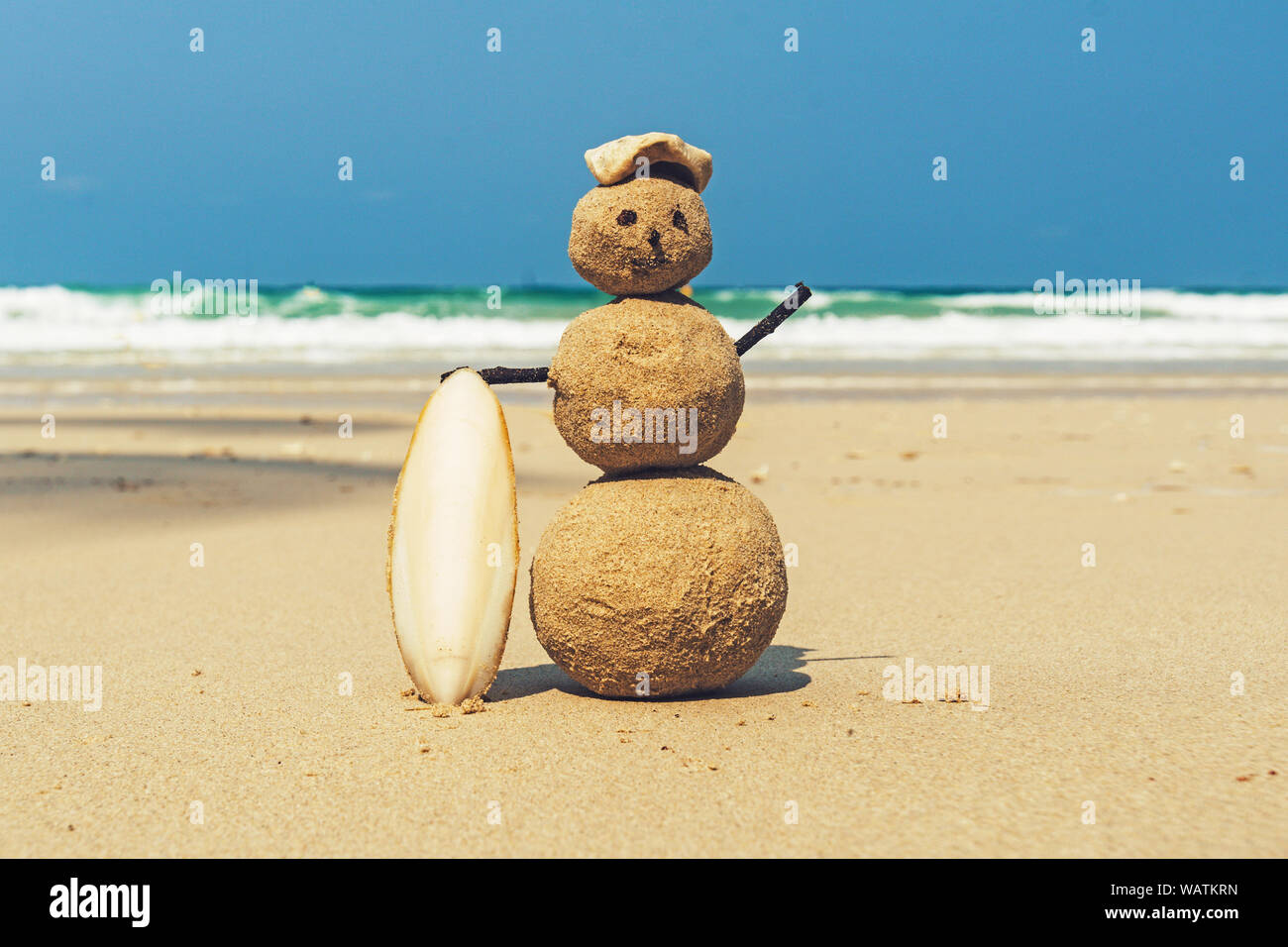 Sandman avec mer bleue fond. snowman de sable se dresse sur une plage de sable propre. jaune sable sur le rivage de la mer d'Andaman, l'île tropicale. Bel Banque D'Images