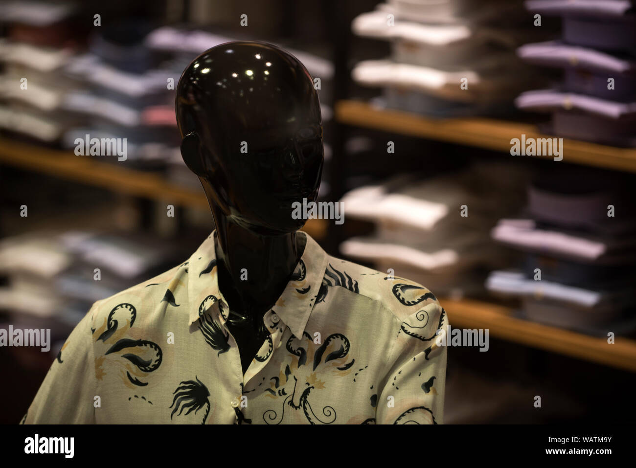Mannequin en chemise en boutique. Robotique Robot ou poupée. Avenir et design futuriste. Tendance de la mode et de style. Shopping et vente concept Banque D'Images