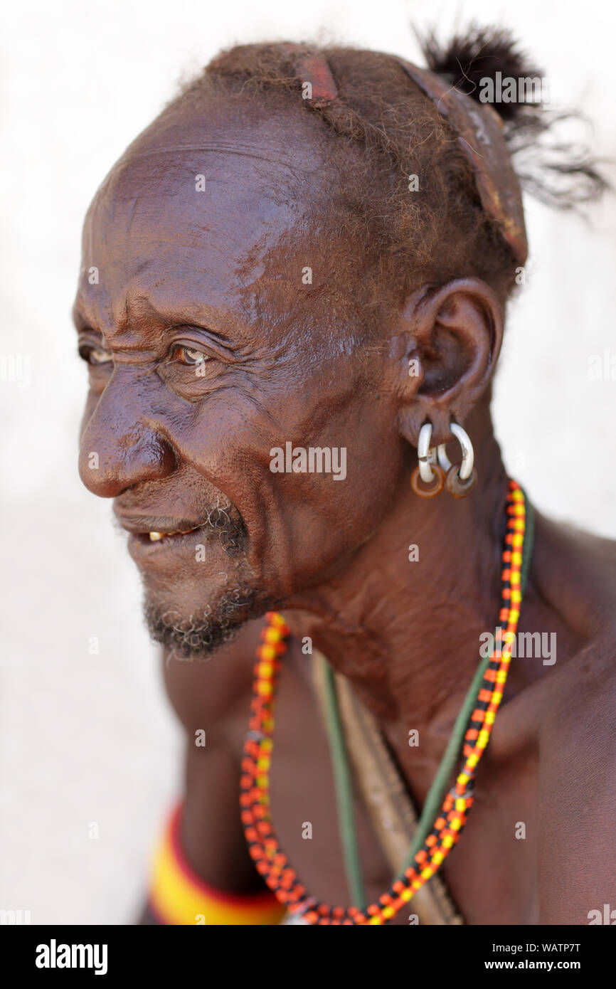 Vieux homme Turkana avec coiffe traditionnelle assister à une cérémonie à Loyangalani, au Kenya. Banque D'Images