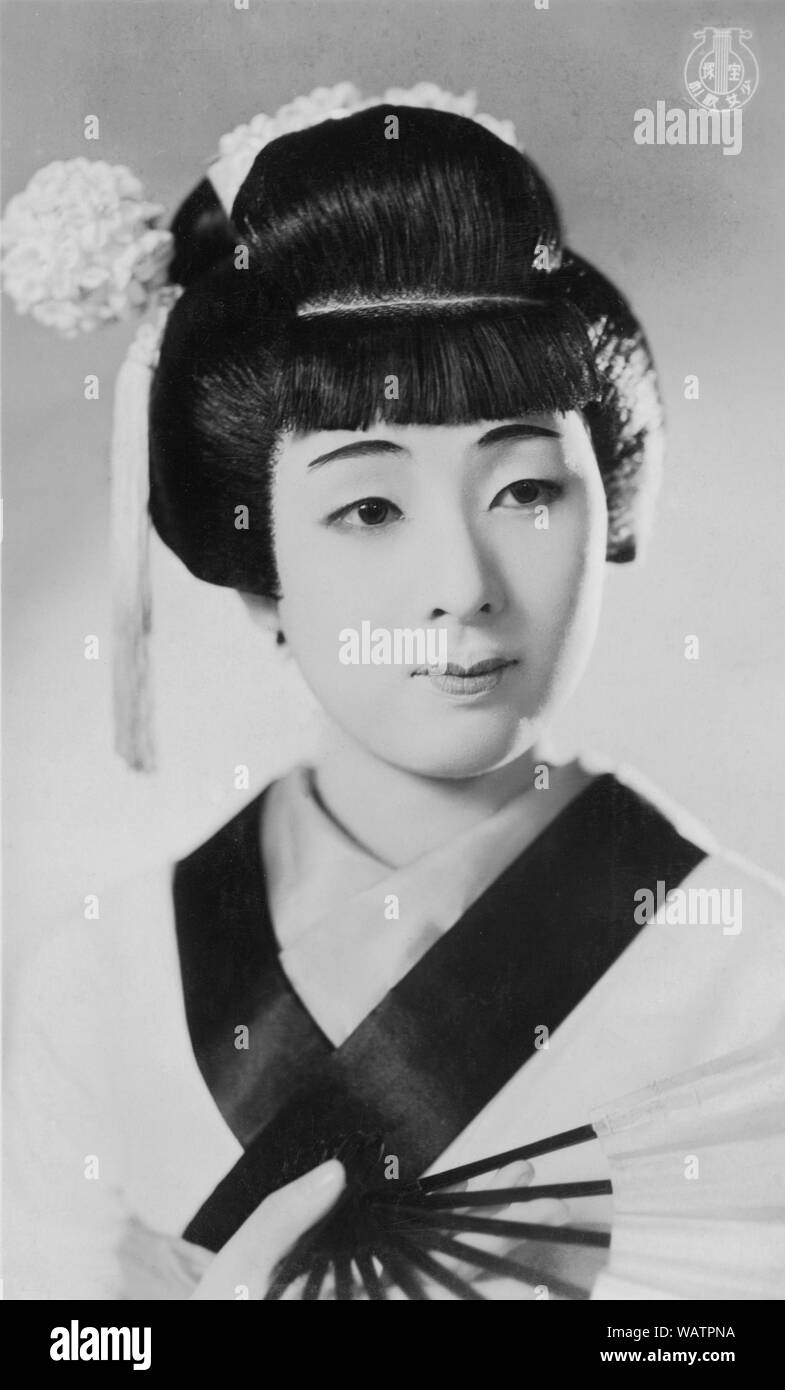 [ 1930 - Japon ] actrice Takarazuka - comédienne au Gekidan Takarazuka Takarazuka (Examen). Takarazuka Gekidan est une troupe de théâtre, toutes les femmes avec les femmes jouent aussi le rôle des hommes, avec de très fidèles fans. Elle a été fondée en 1913 comme l'homme d'affaires et de Chorus Takarazuka ministre du cabinet Ichizo Kobayashi (1873-1957). Leur première performance en 1914 a été un grand succès et ils ont attiré un public de plus en plus grands. Le nom actuel a été adopté en 1940. 20e siècle vintage carte postale. Banque D'Images