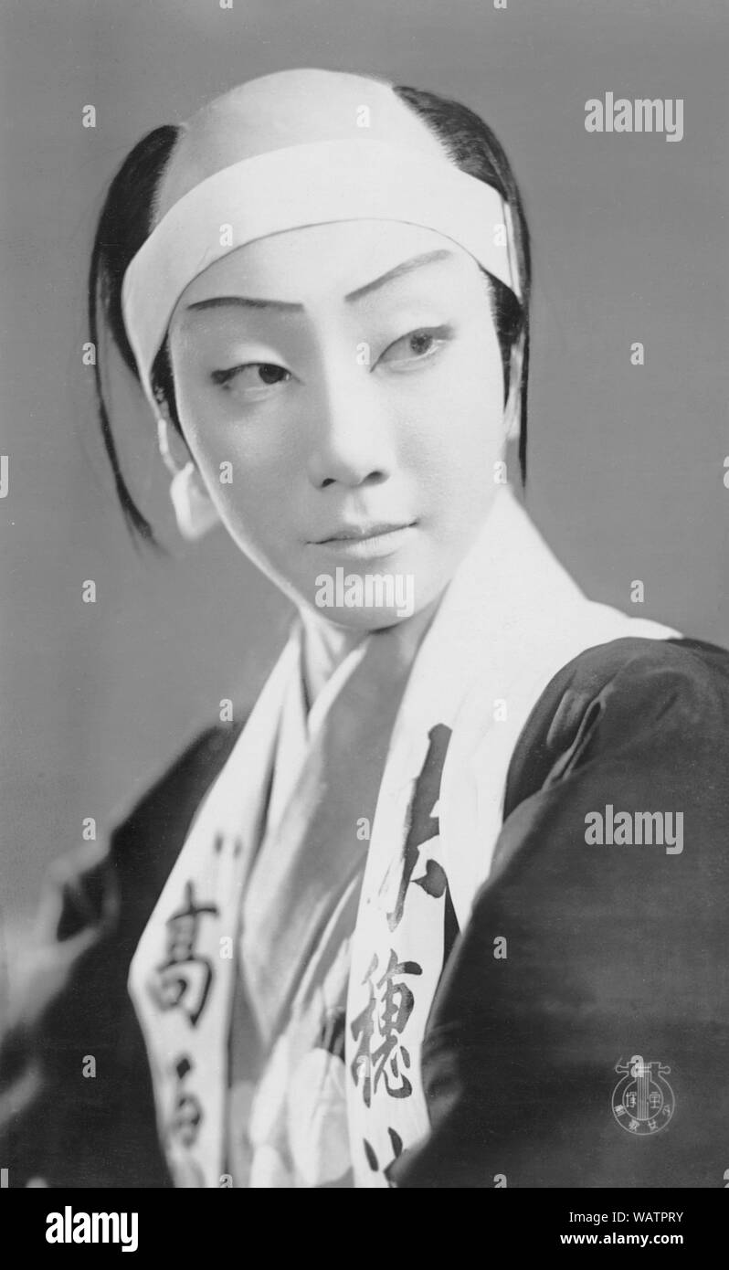 [ 1930 - Japon ] actrice Takarazuka - comédienne au Gekidan Takarazuka Takarazuka (Examen). Takarazuka Gekidan est une troupe de théâtre, toutes les femmes avec les femmes jouent aussi le rôle des hommes, avec de très fidèles fans. Elle a été fondée en 1913 comme l'homme d'affaires et de Chorus Takarazuka ministre du cabinet Ichizo Kobayashi (1873-1957). Leur première performance en 1914 a été un grand succès et ils ont attiré un public de plus en plus grands. Le nom actuel a été adopté en 1940. 20e siècle vintage carte postale. Banque D'Images