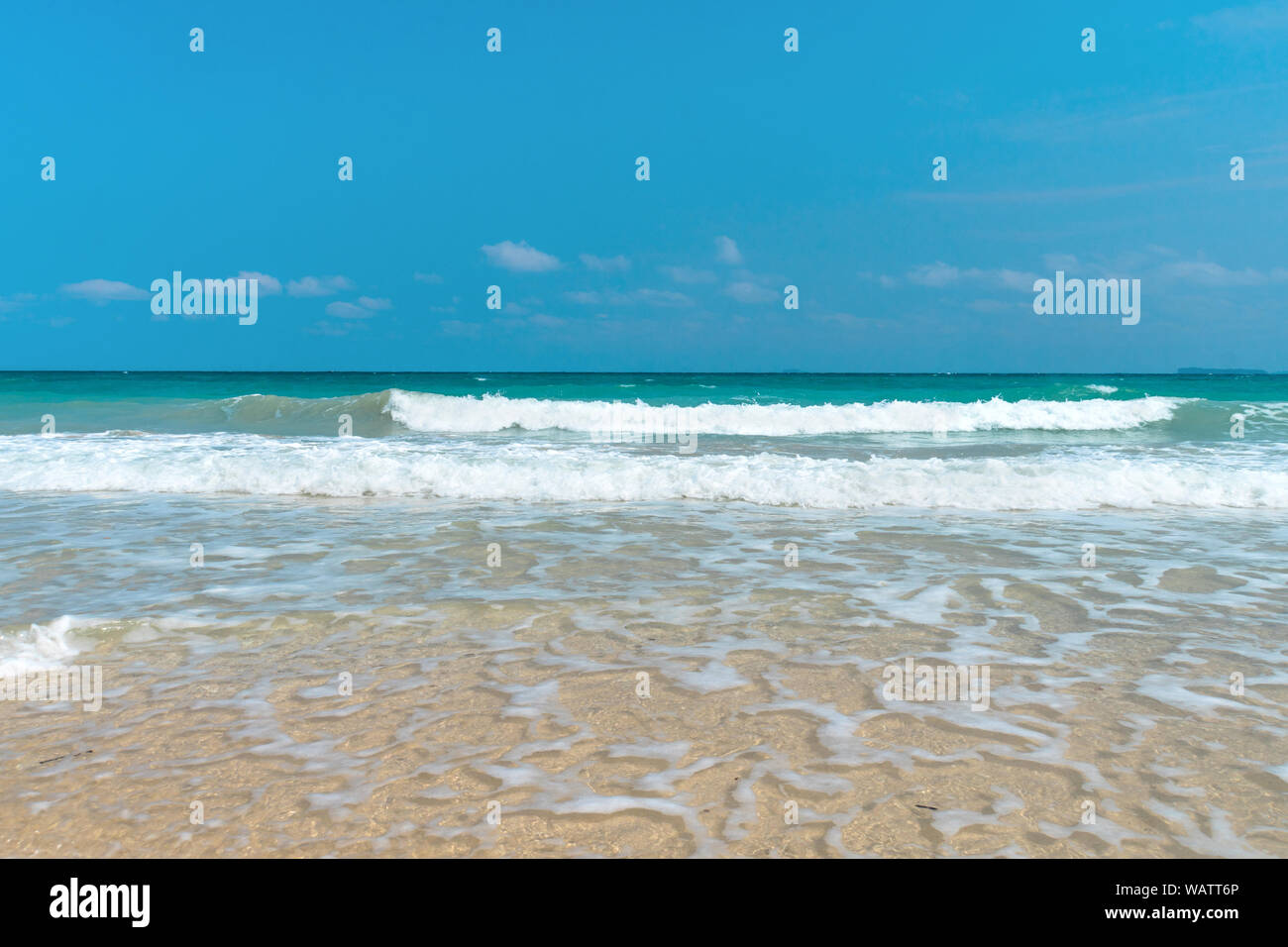 Îles Baléares mer turquoise sous le ciel bleu d'été dans la plage tropicale .mousse blanche sur la crête de la vague dans l'eau turquoise de l'Indian Banque D'Images