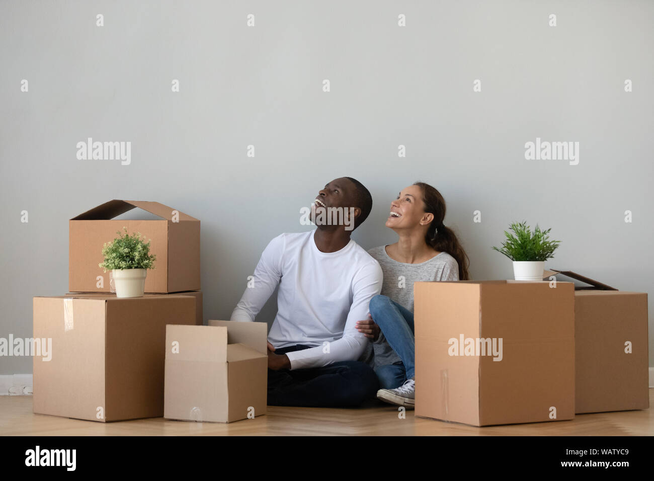 L'origine ethnique mixte excité couple rêve en propre avec des cases d'accueil Banque D'Images