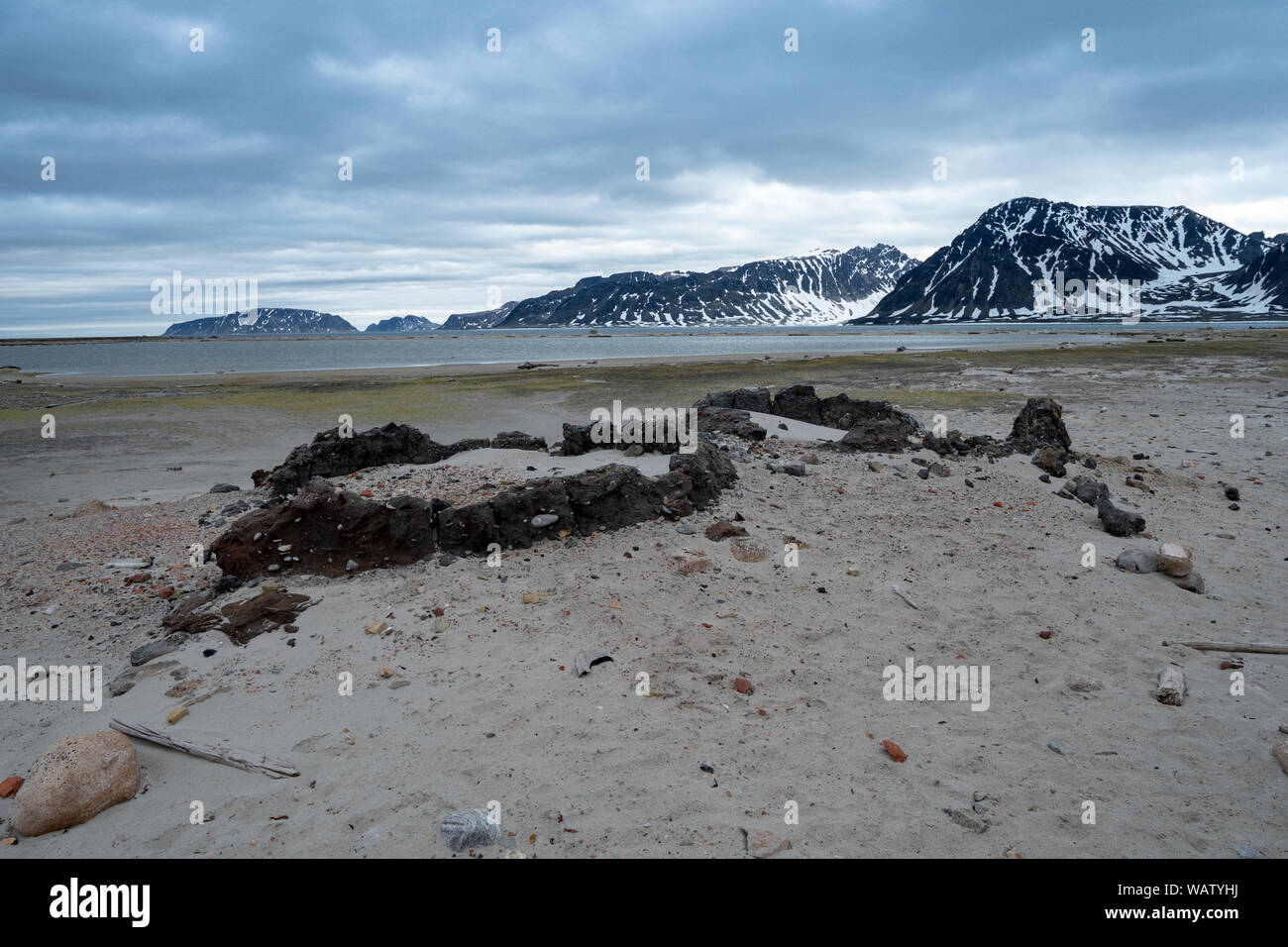 Camp de chasse antique fourneau pour la production de graisse de baleine au Spitzberg, Svalbard, Norvège Îles Banque D'Images